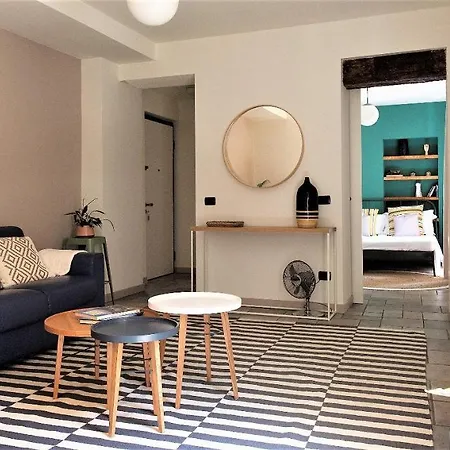 Charming & Modern Flat By Solutions * 코모