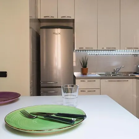 Charming & Modern Flat By Solutions 아파트 *
